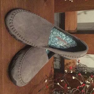 NWOT Gray suede Skechers sweet!🥰